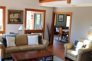 Smart-TV, Kamin, Bücher, Computerbildschirme