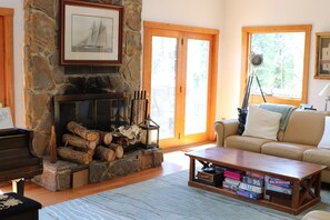 Smart-TV, Kamin, Bücher, Computerbildschirme