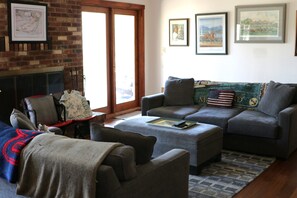 Smart-TV, Kamin, Bücher, Computerbildschirme