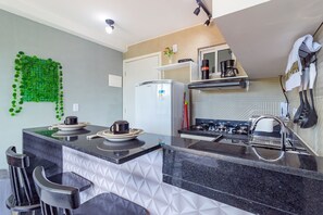 Fridge, microwave, stovetop, cookware/dishes/utensils - Apart Porto de Galinhas por Carpediem (Ipojuca)