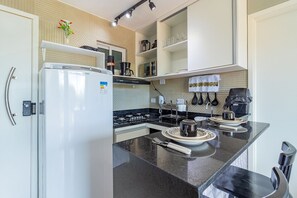 Geladeira, micro-ondas, cooktop, talheres/pratos/utensílios de cozinha