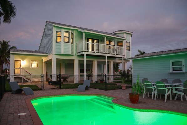 Utendørsbasseng og et oppvarmet basseng