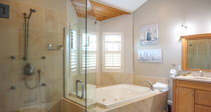 4-bedroom house with pool steps from the dock!