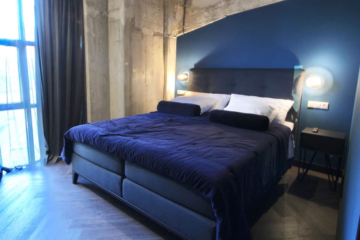Hypo-allergenic bedding, free minibar, in-room safe
