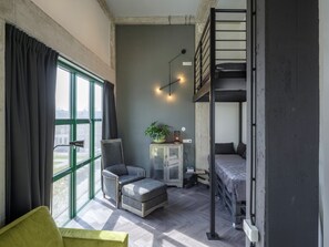 Panoramic Loft | Hypo-allergenic bedding, free minibar, in-room safe - Bed Bites & Business Hotel Rotterdam (Rotterdam)