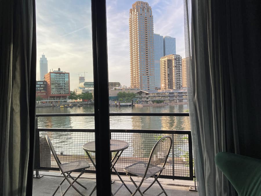 Ropa de cama hipoalergénica y minibar con artículos gratuitos