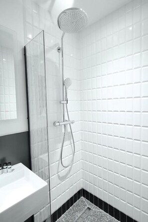 Shower, rainfall showerhead, eco-friendly toiletries, hair dryer - Bed Bites & Business Hotel Rotterdam (Rotterdam)