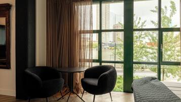 Deluxe tweepersoonskamer | Hypoallergeen beddengoed, een gratis minibar, een kluis op de kamer