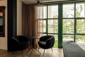 Dobbeltrom – deluxe | Allergitestet sengetøy, minibar (inkludert) og safe på rommet