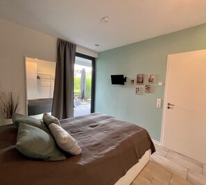 1 chambre, bureau, fer et planche à repasser, lit parapluie
