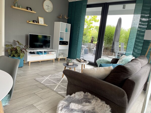 Smart TV, libros y estéreo