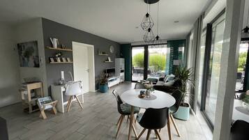 Smart-TV, Bücher, Stereoanlage