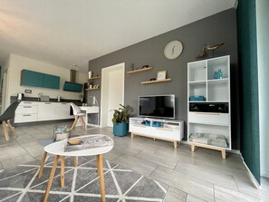 1 slaapkamer, een bureau, een strijkplank/strijkijzer, reisbedje