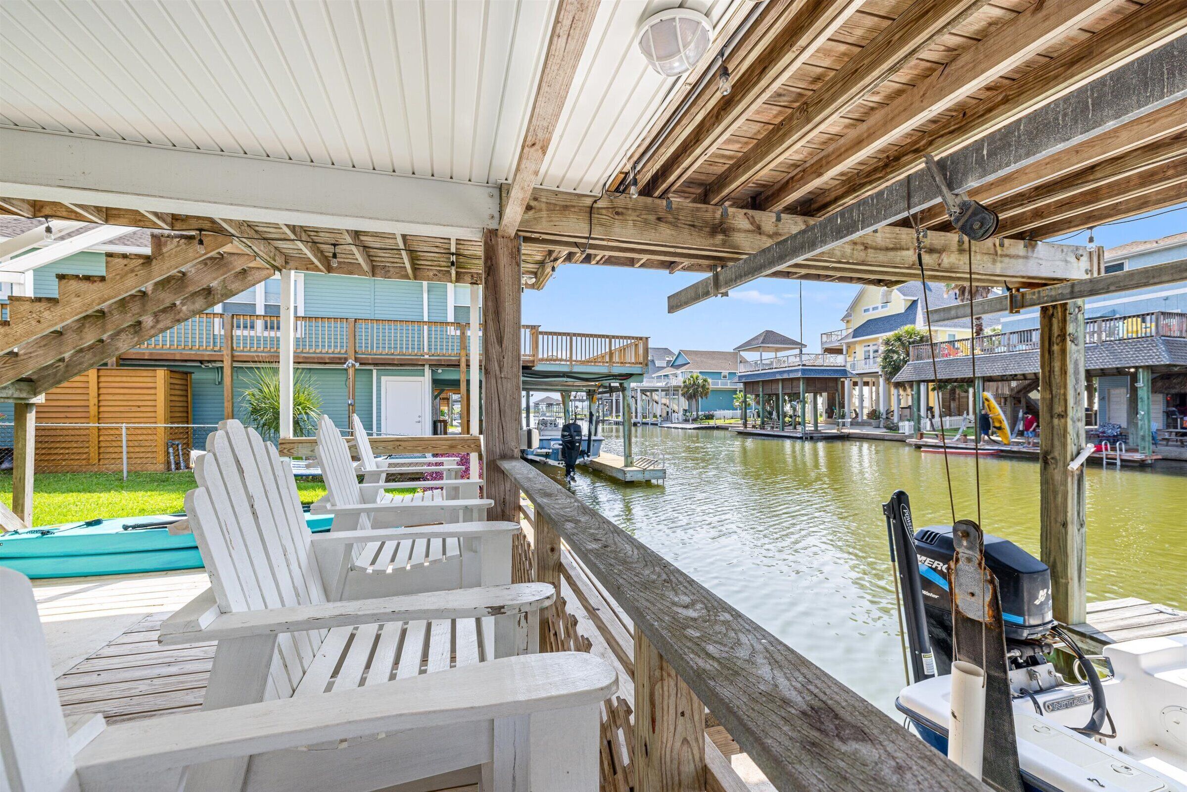 Canal front home w/ underwater green lights, pool,boat ramp, near the beach