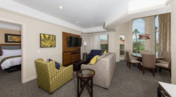 Televisión LCD, reproductor de DVD y videoteca