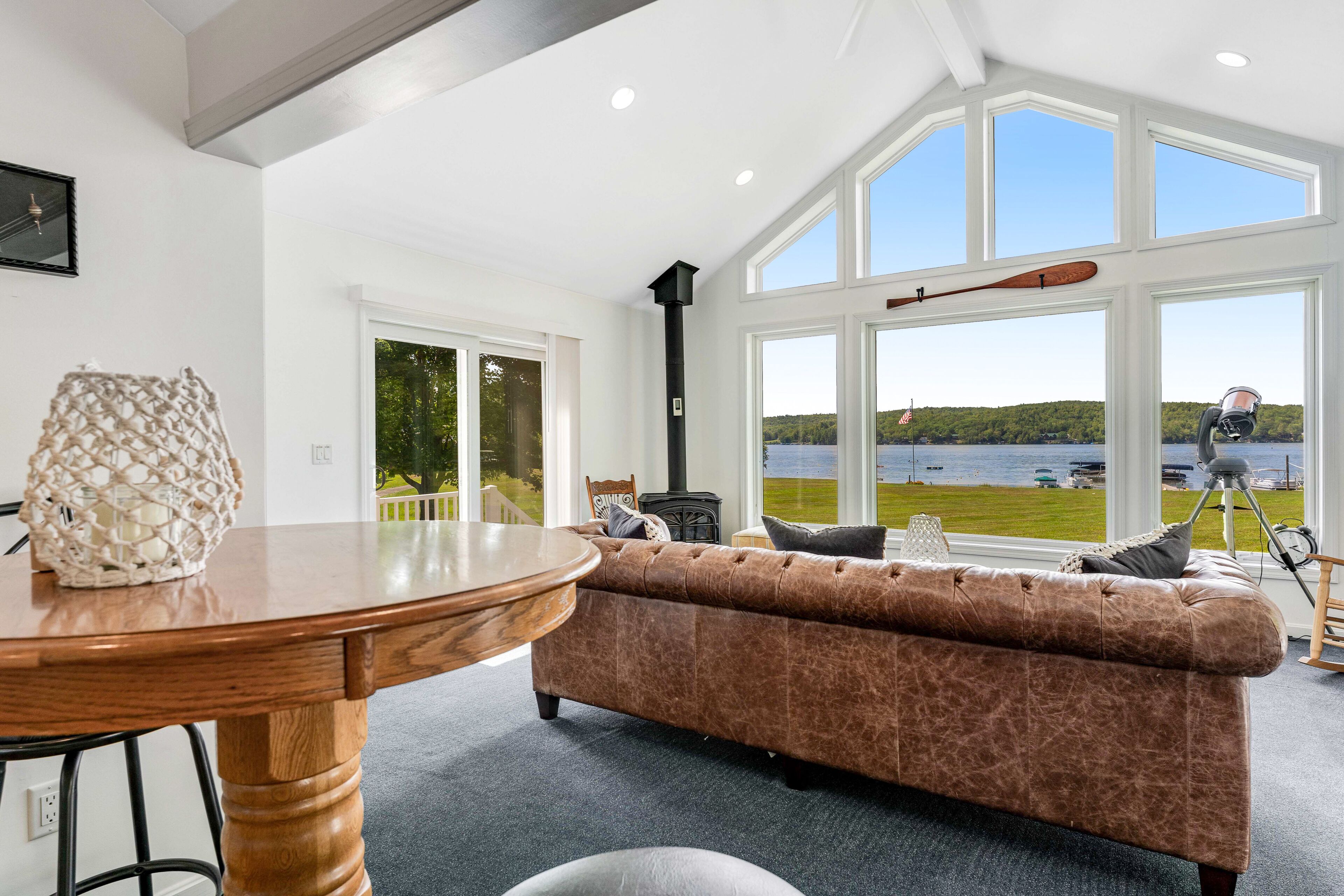 Una televisión, una chimenea