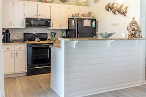 Frigorifero, microonde, forno, piano cottura