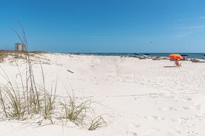 Plage, chaises longues