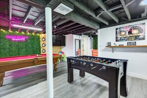 Games room - 5 bed 4 bath pool table, fire pit, walk to beach (Daytona Beach)