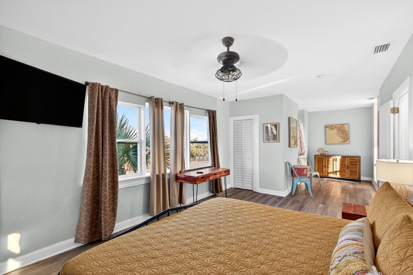 5 Schlafzimmer, Schreibtisch, Bügeleisen/Bügelbrett, kostenloses WLAN