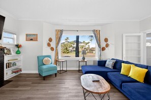 Una Smart TV, una chimenea, un futbolín