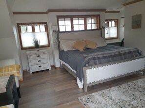 1 bedroom, WiFi - Studio Unit with Views of Hales Passage and Mt Baker (Lummi Island)