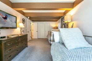 2 bedrooms, free WiFi, bed sheets - 009 Vail International Ground Level, Walk to Slopes, Pool & Hot tub (Vail)