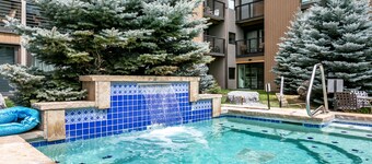 009 Vail International Ground Level, Walk to Slopes, Pool & Hot tub