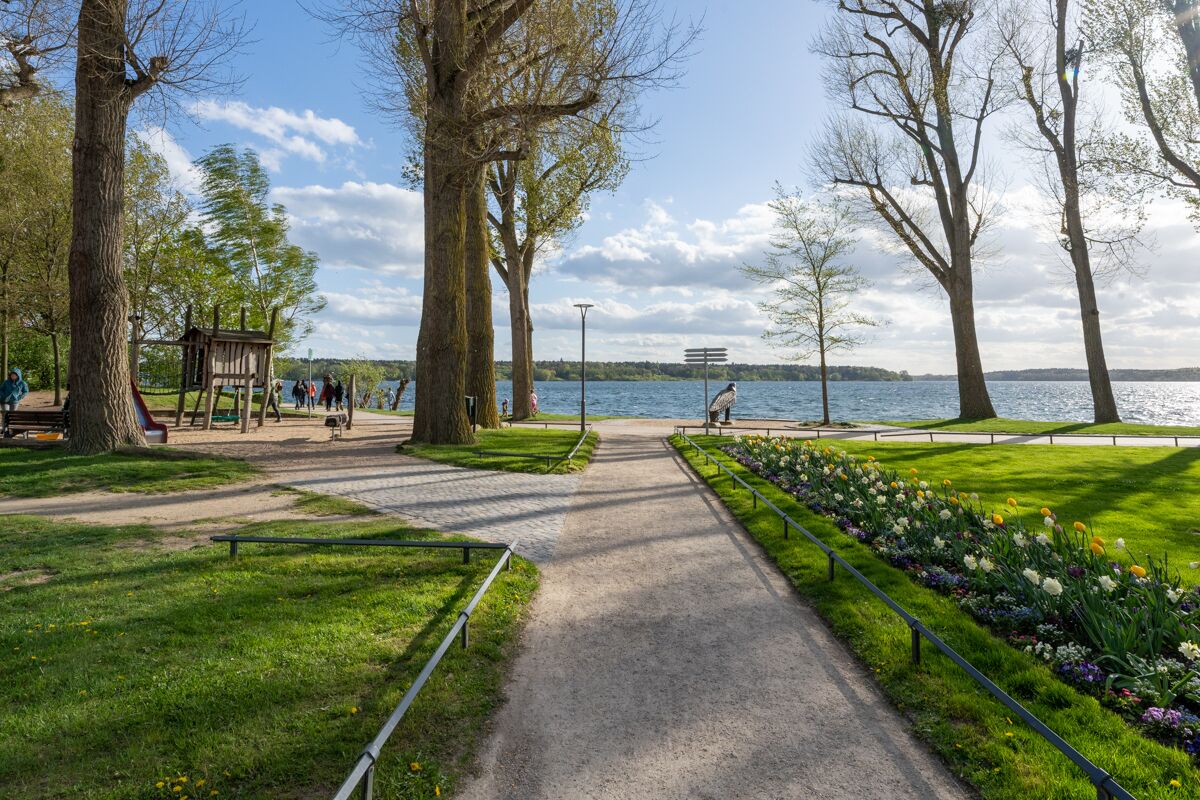 Un parc doté d’un chemin pavé, de bancs et d’une aire de jeux.