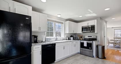 Convenient Portland home 3 miles from Downtown