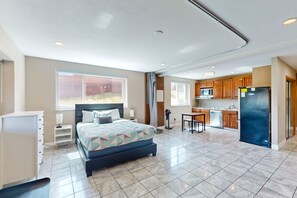 5 habitaciones, escritorio, tabla de planchar con plancha y internet