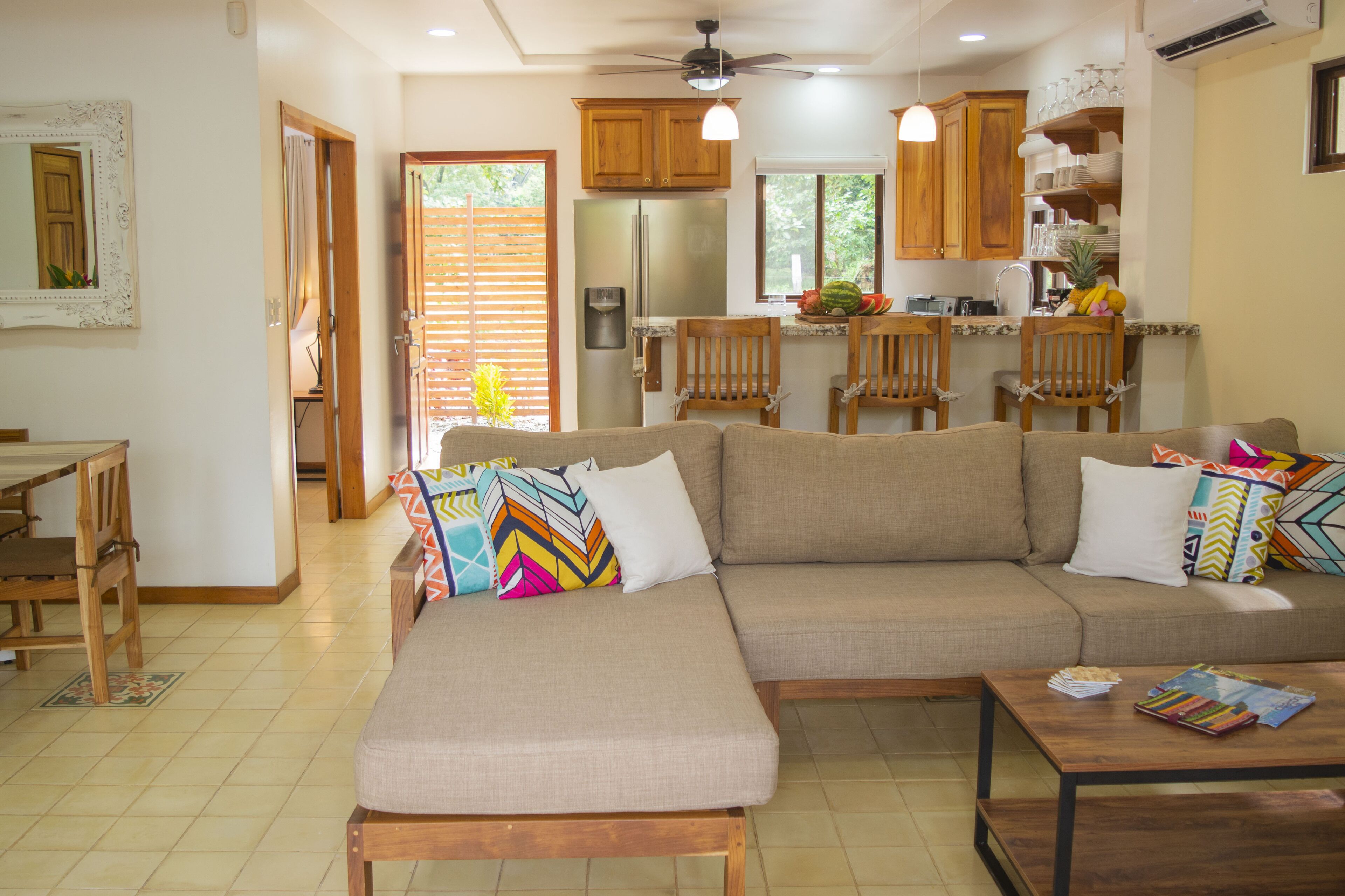 Een smart-tv en boeken