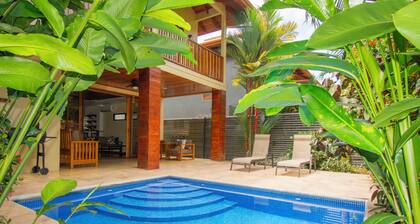 Villa Del Sol, steps to Dominical Beach with Private Pool!