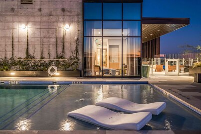 Austin Rainey St. corner condo - lake views, private balcony, pool & gym