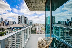 Property grounds - Austin Rainey St. corner condo - lake views, private balcony, pool & gym (Austin)