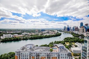 Exterior - Austin Rainey St. corner condo - lake views, private balcony, pool & gym (Austin)