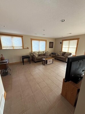 تلفزيون، مدفأة، مشغل دي في دي، كُتُب