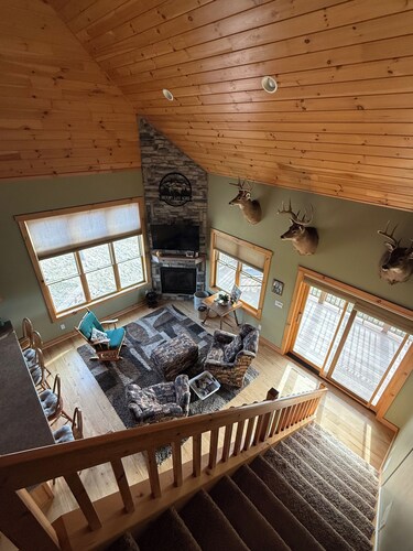 Quiet, secluded bluff top cabin with beautiful sunsets