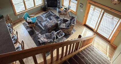 Quiet, secluded bluff top cabin with beautiful sunsets