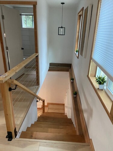 Beautiful, Peaceful Family and Pet Friendly Cabin in Woods. Sleeps 10.