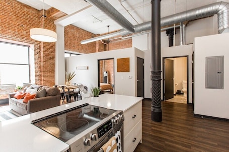 Interior. Hip Downtown Loft Walk to River Market and DT