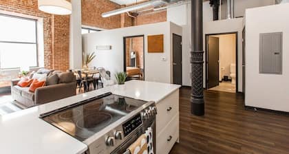 Hip Downtown Loft Walk to River Market and DT
