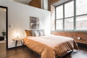 1 habitación, escritorio, tabla de planchar con plancha y wifi gratis 