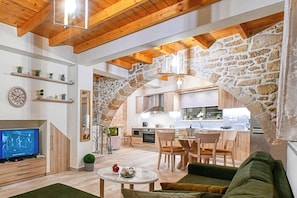 Smart TV, fireplace