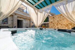 Tina de hidromasaje al aire libre