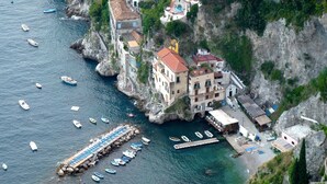 A coastal town with a pier, boats, and buildings. - B&B L'Incanto,
The b&b in the historic center.. Just 2 km from the Amalfi Coast! (cava de' tirreni)