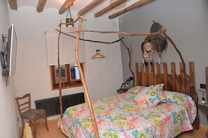 2 slaapkamers, een bureau, een strijkplank/strijkijzer, reisbedje