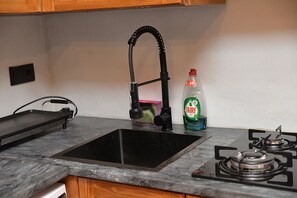 Een koelkast, een magnetron, een oven, een kookplaat