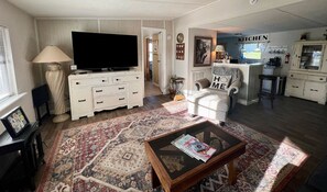 Smart TV - Mule Town Cottage, Historic Columbia TN. 3BR/2BA (Columbia)
