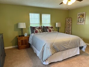 3 bedrooms, travel crib, free WiFi, bed sheets - Mule Town Cottage, Historic Columbia TN. 3BR/2BA (Columbia)